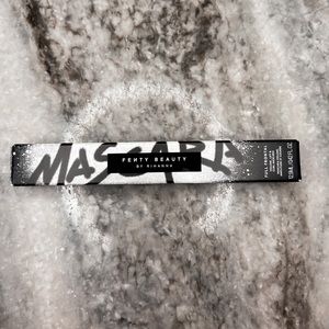 FENTY BEAUTY
FULL FRONTAL - VOLUME, LIFT & CURL MASCARA SHADE: CUZ IM BLACK
NEW